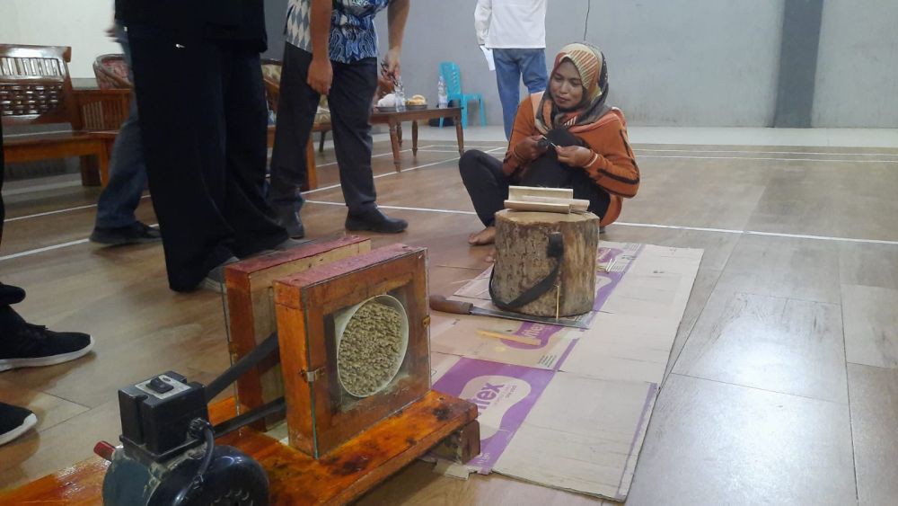 PUPUK dan PT Jawa Satu Power Serahkan Mesin Pembersih Bambu untuk Pengrajin Tusuk Sate di Karawang