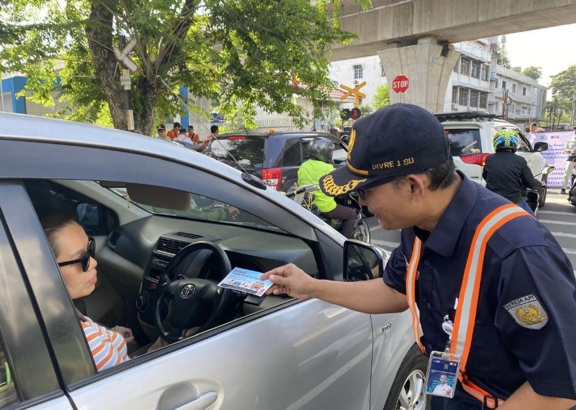 Ini Sanksi Jika Pengendara Menerobos Palang Perlintasan Kereta Api