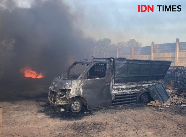 Gudang BBM Diduga Ilegal di Lampung Selatan Terbakar, 3 Mobil Hangus!