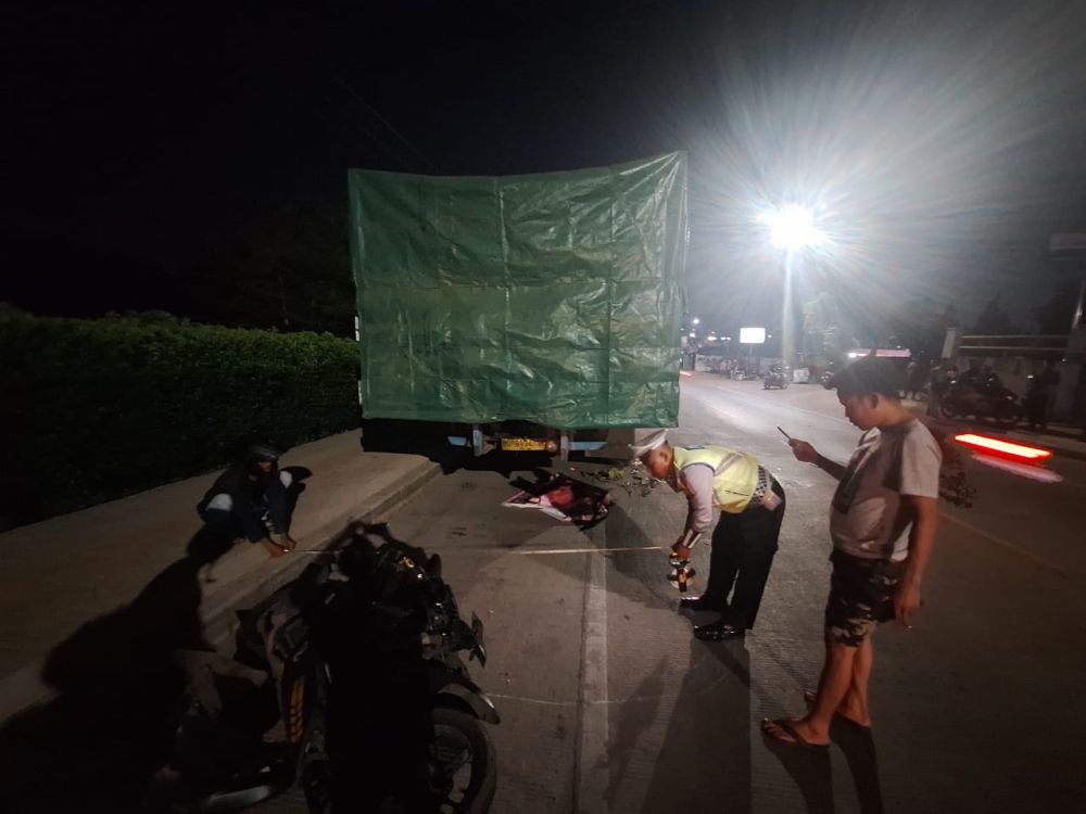 Tabrak Truk Berhenti di Pinggir Jalan, Pemuda Palembang Tewas