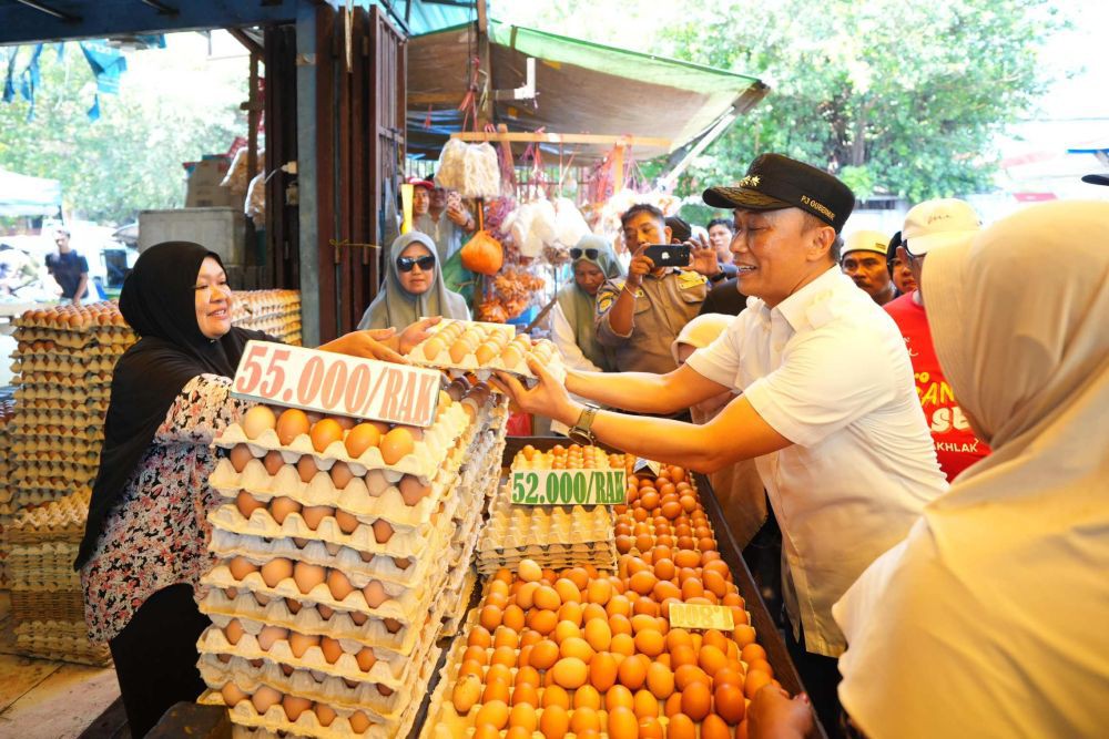 Pj Gubernur Sulsel Pastikan Harga Bahan Pokok Terkendali