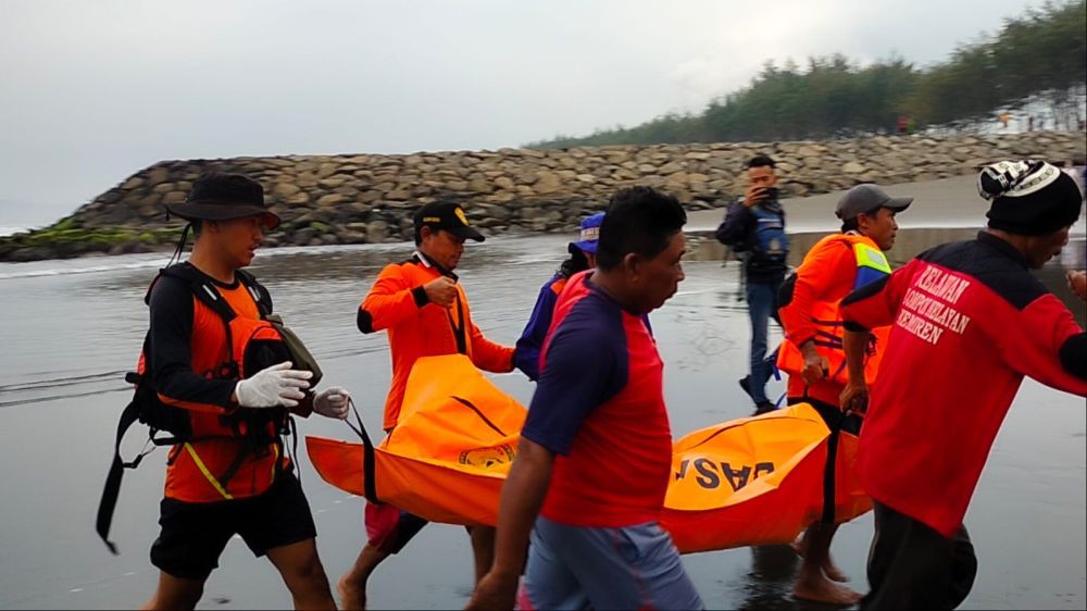 Mukti Ditemukan Meninggal 400 Meter dari Pantai Kemiren, SAR Cari Kakaknya