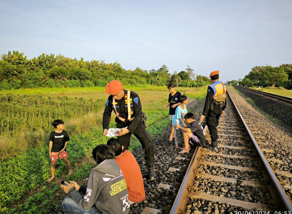 4 Orang Tewas di Karawang, KAI Ingatkan Bahaya Aktivitas di Rel Kereta