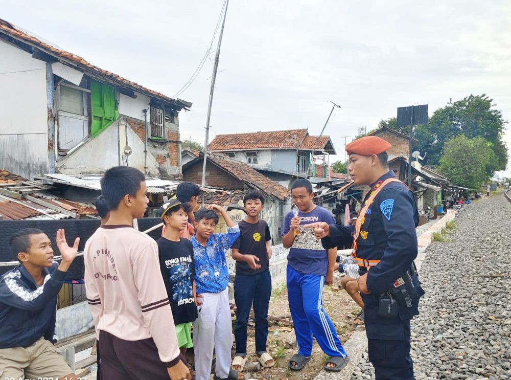 4 Orang Tewas di Karawang, KAI Ingatkan Bahaya Aktivitas di Rel Kereta