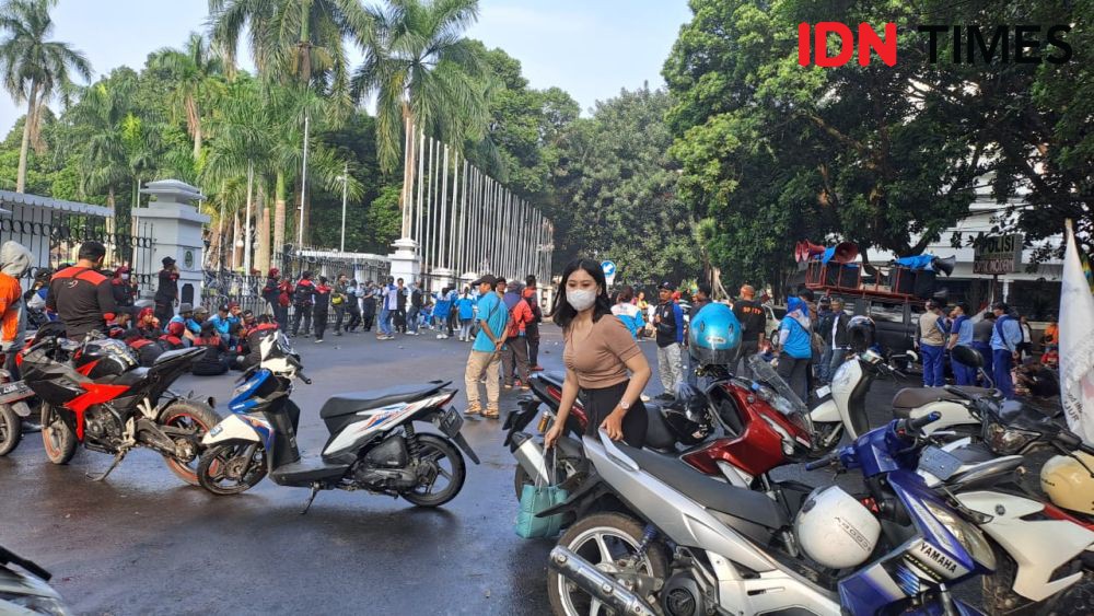 Buruh Jabar Geruduk Gedung Sate-Pakuan, Ini Tuntutannya