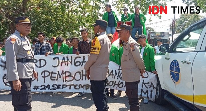 Pelantikan Anggota DPRD Bima Diwarnai Demo, Massa Kritisi Krisis Air