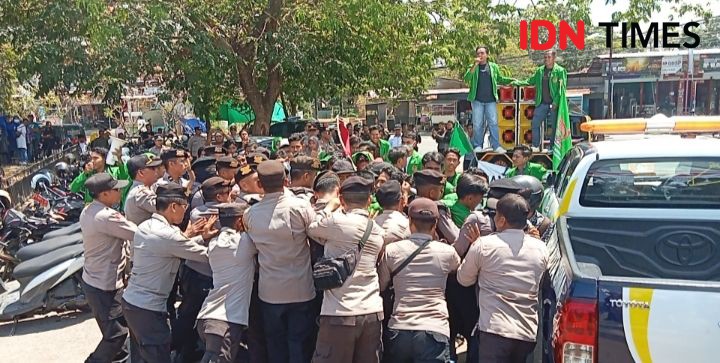 Pelantikan Anggota DPRD Bima Diwarnai Demo, Massa Kritisi Krisis Air