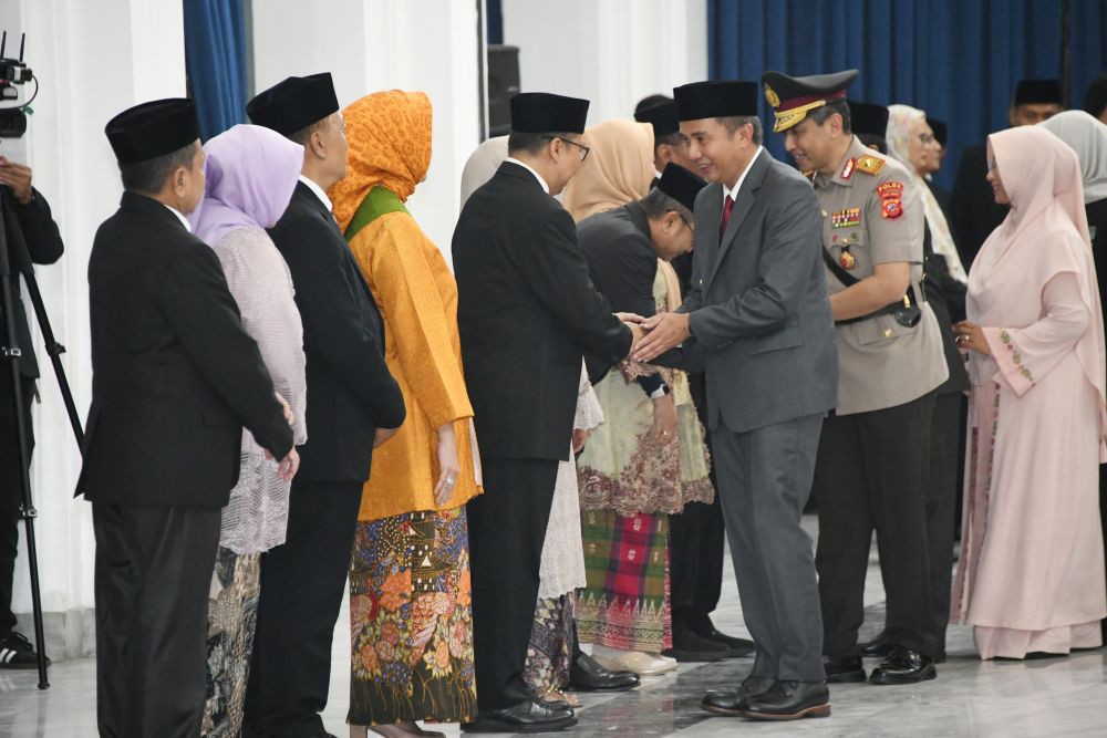 Jelang Masa Kampanye Pilkada, Bey Lantik Lima Kepala Daerah Sementara