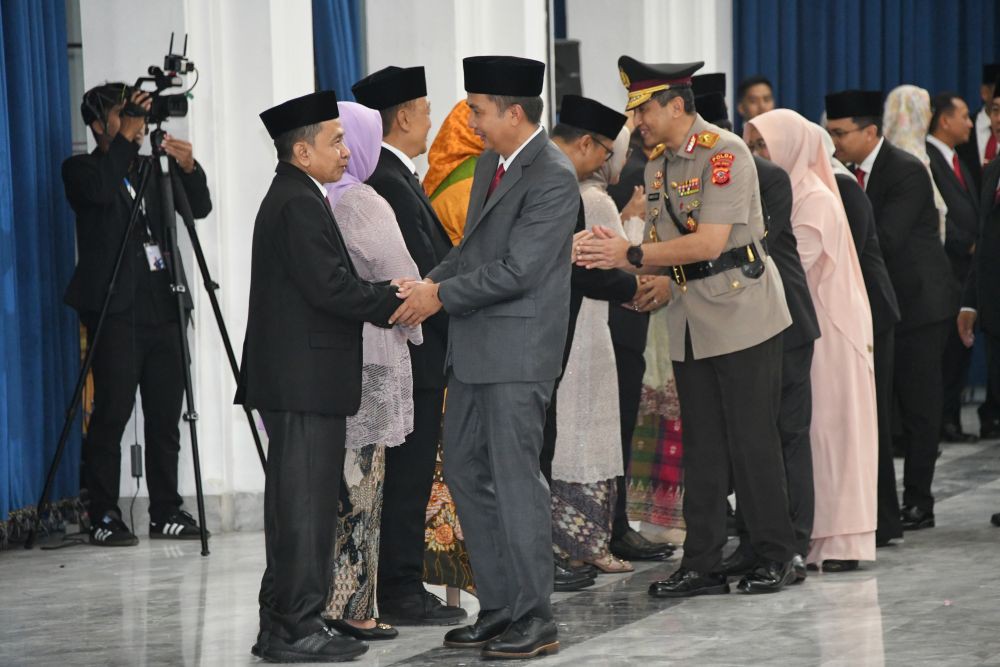 Jelang Masa Kampanye Pilkada, Bey Lantik Lima Kepala Daerah Sementara