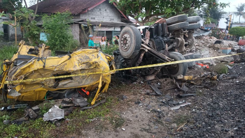 KA Taksaka Tertemper Truk Molen di Perlintasan Sedayu Bantul