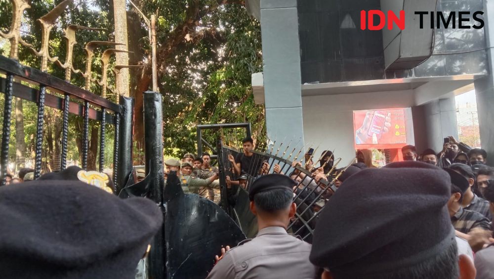 Demo Tolak Suhartina Bohari, Massa Rusak Pagar Kantor Gubernur Sulsel