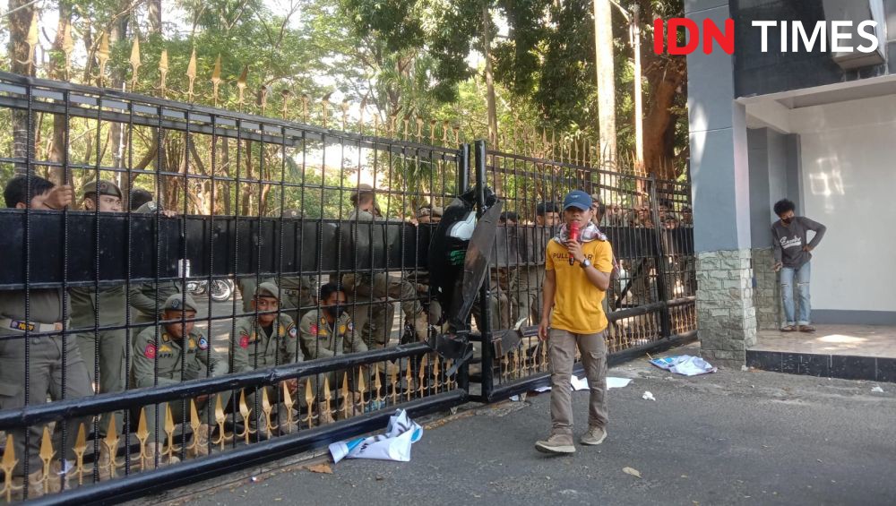 Demo Tolak Suhartina Bohari, Massa Rusak Pagar Kantor Gubernur Sulsel