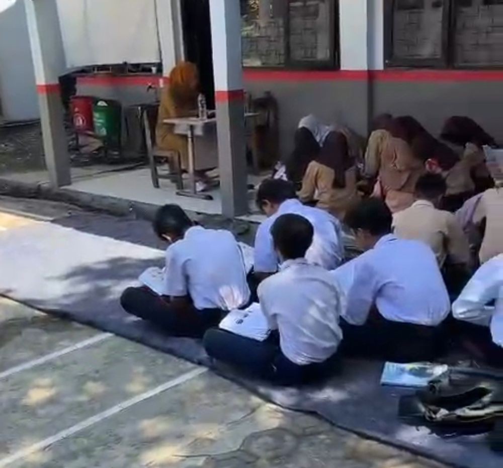 Bangunan Tak Laik, Puluhan Siswa SMP 60 Bandung Belajar di Luar Kelas 