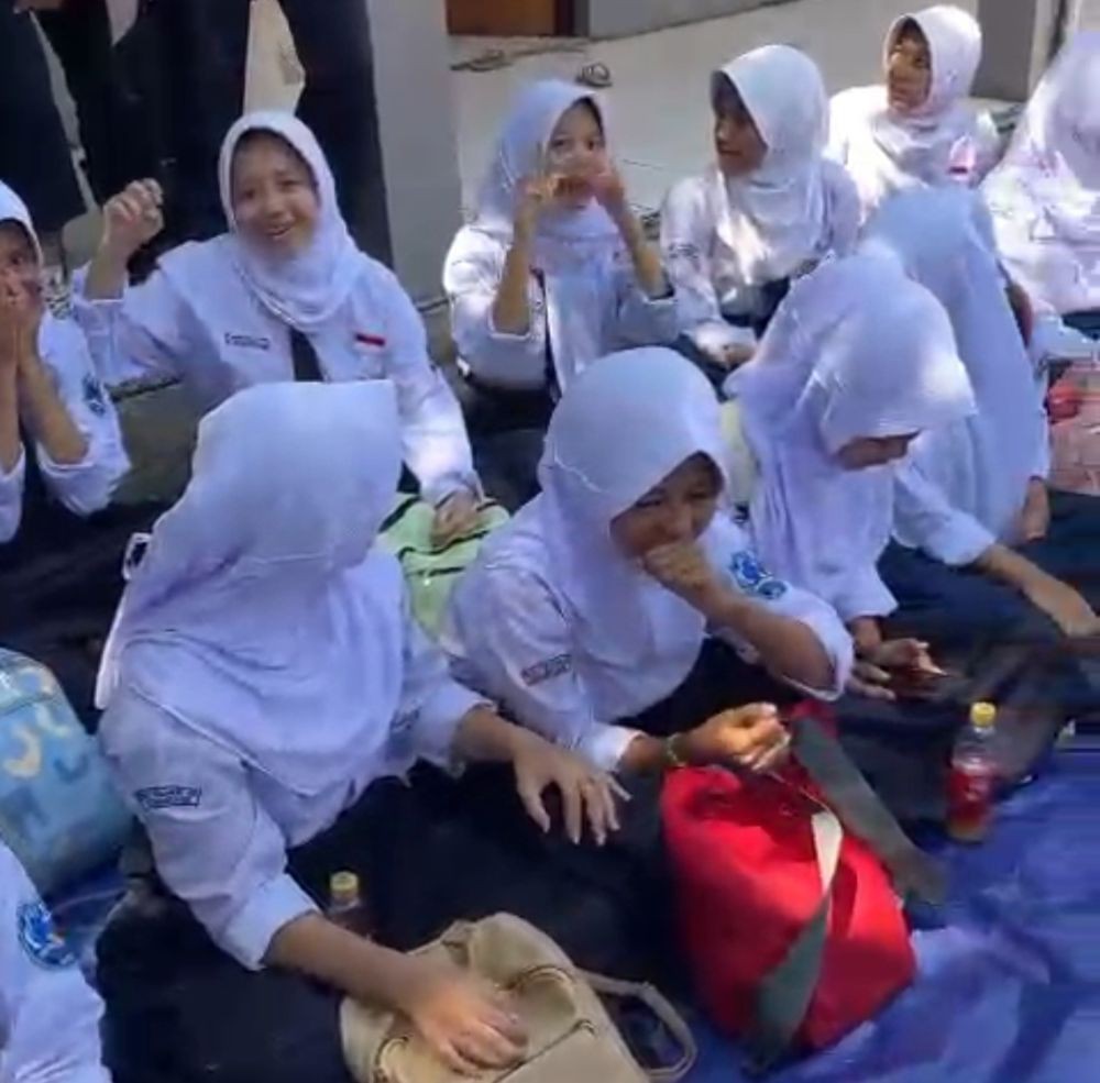 Bangunan Tak Laik, Puluhan Siswa SMP 60 Bandung Belajar di Luar Kelas 