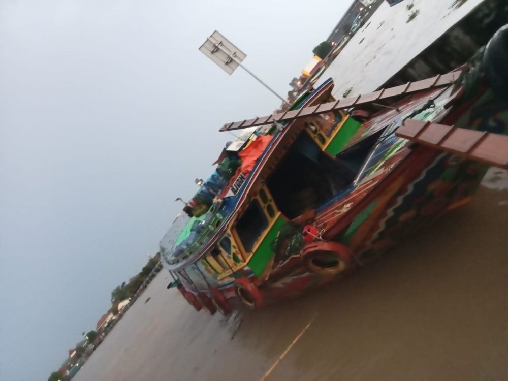 Diterpa Angin Kencang, Tongkang Batubara Hantam Kapal Bersandar