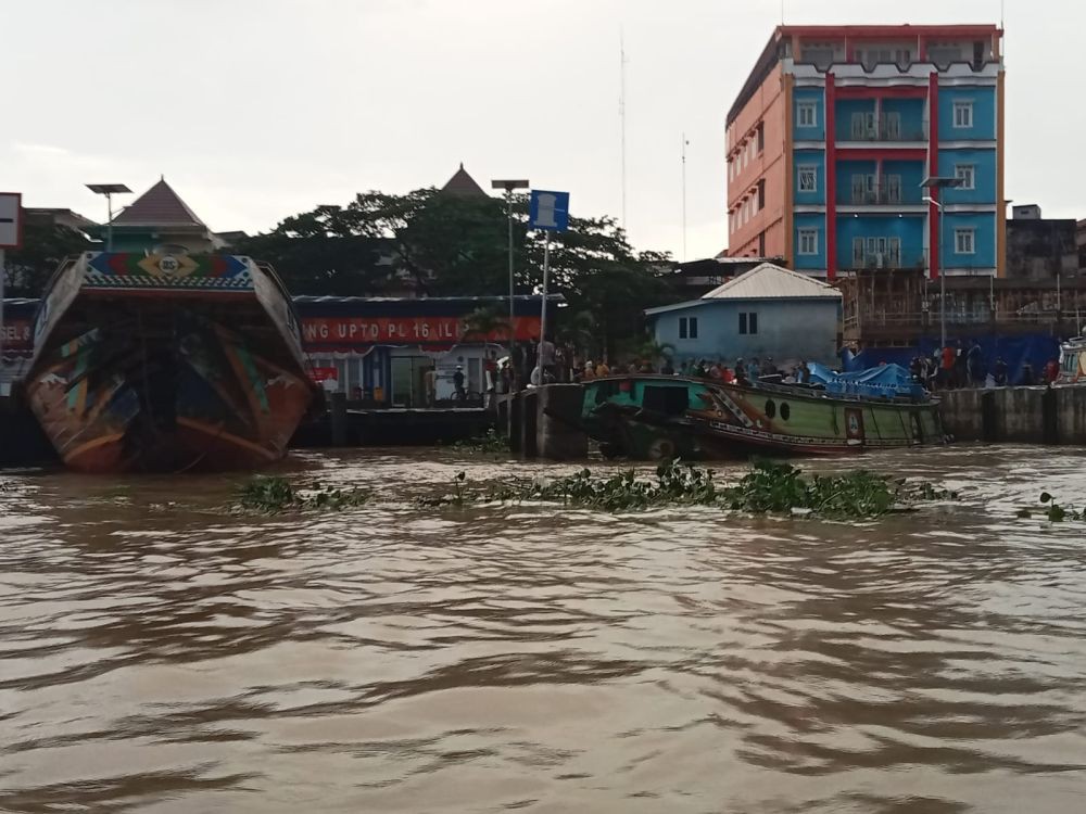 Diterpa Angin Kencang, Tongkang Batubara Hantam Kapal Bersandar