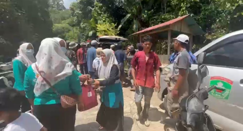 Keluarga Evakuasi Sendiri Korban Longsor Tambang Emas Ilegal di Solok