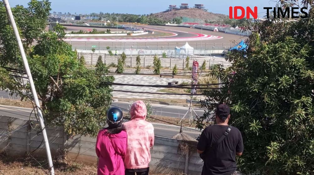 Lebih Baik Beli Beras, Warlok Pilih Nonton MotoGP Mandalika dari Bukit