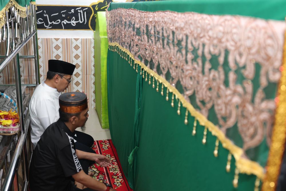 Danny Awali Kampanye dengan Ziarah ke Makam Ulama dan Raja-Raja