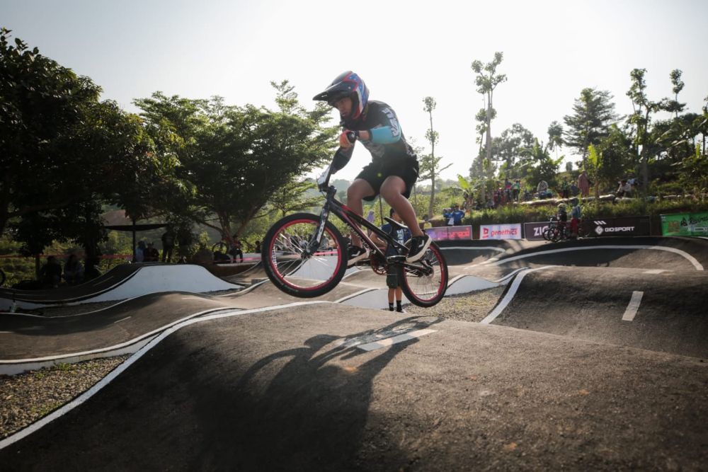 Keseruan Balap Sepeda di Bandung Dimeriahkan 103 Rider 