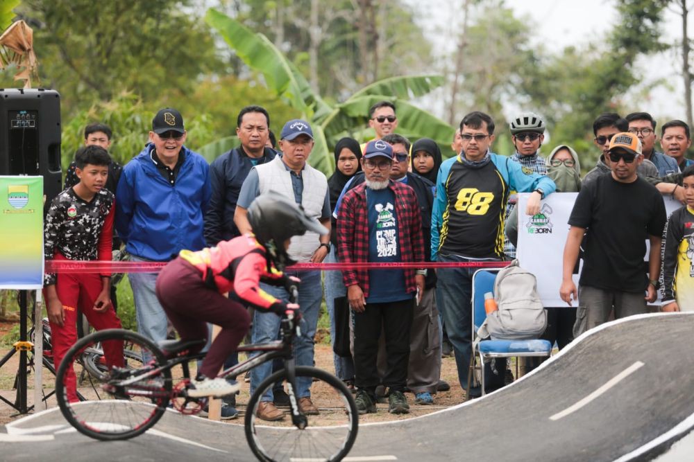 Keseruan Balap Sepeda di Bandung Dimeriahkan 103 Rider 