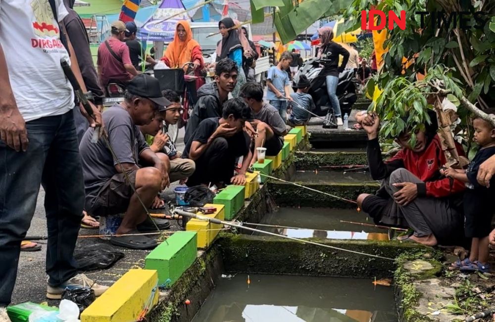 Warga Habiskan Akhir Pekan dengan Ikut Lomba Mancing Dalam Parit