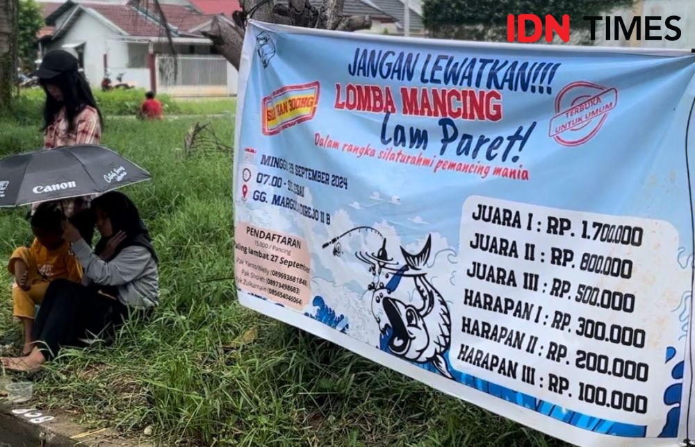 Warga Habiskan Akhir Pekan dengan Ikut Lomba Mancing Dalam Parit