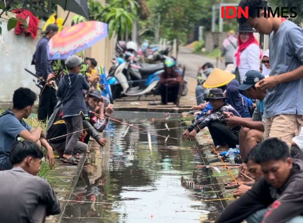 Warga Habiskan Akhir Pekan dengan Ikut Lomba Mancing Dalam Parit