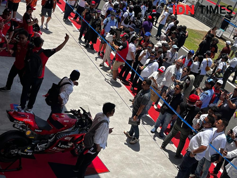 7 Potret Fans Foto Bareng Motor Francesco Bagnaia di Sirkuit Mandalika