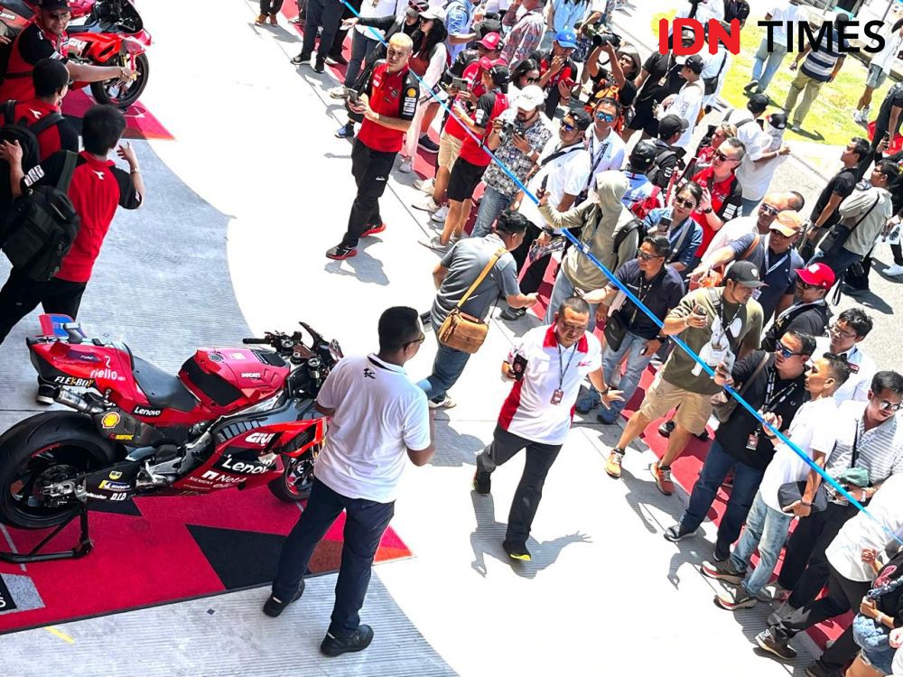 7 Potret Fans Foto Bareng Motor Francesco Bagnaia di Sirkuit Mandalika