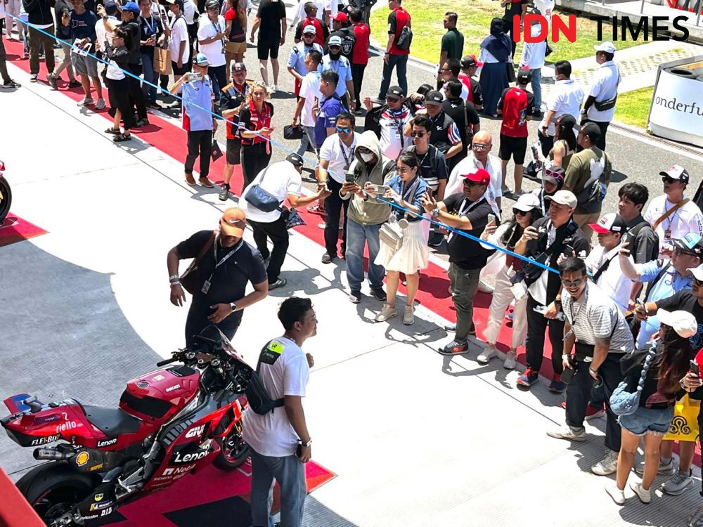 7 Potret Fans Foto Bareng Motor Francesco Bagnaia di Sirkuit Mandalika