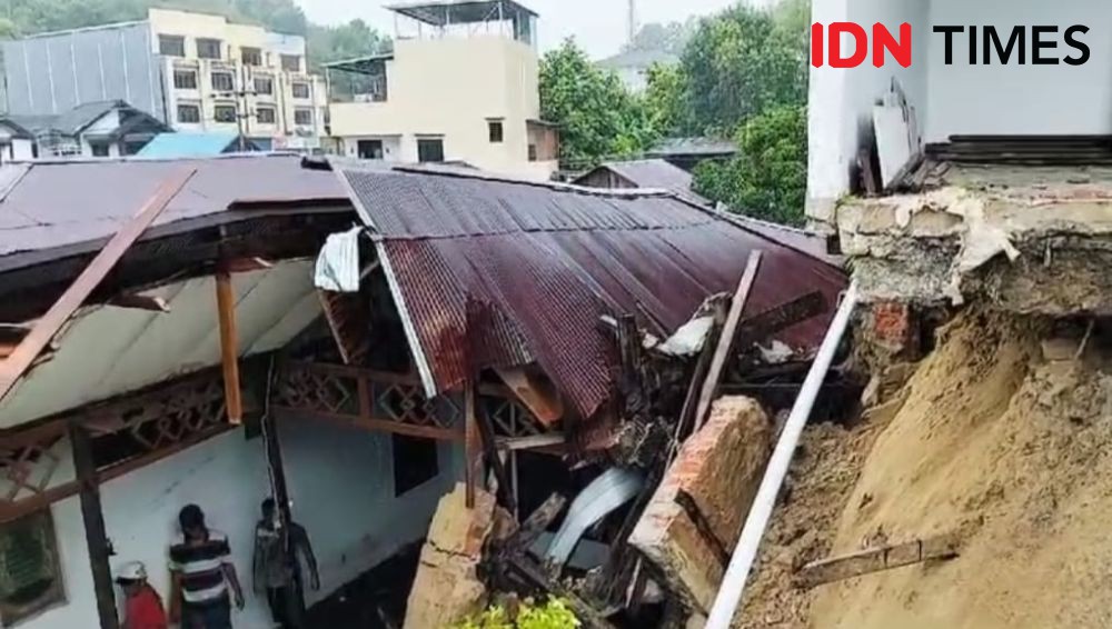 Hujan Deras Semalaman, Dua Rumah di Balikpapan Longsor