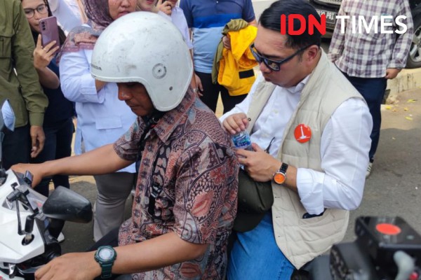 Naik Ojek, Ridwan Kamil Ingin Pasang AC di Seluruh Halte Transjakarta
