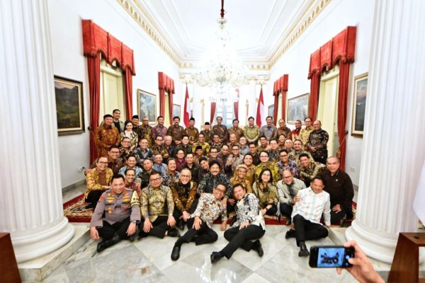 Makan Siang Bareng, Jokowi Pamit  dengan Kabinet Indonesia Maju