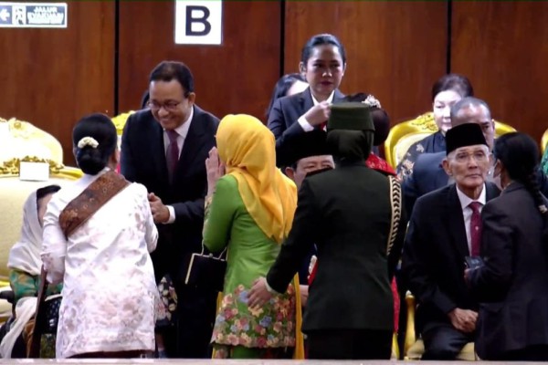Momen Anies Bersalaman dengan Iriana Jelang Pelantikan Prabowo-Gibran