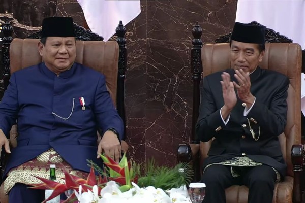 Sah Jadi Presiden, Prabowo Bertukar Tempat Duduk dengan Jokowi di MPR