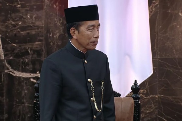 Gibran Tanda Tangan Berkas Pelantikan, Jokowi Senyum Penuh Makna