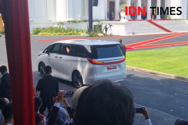 Tiba di Istana, Gibran Pakai Mobil Dinas Lexus LM350 Seharga Rp2 M