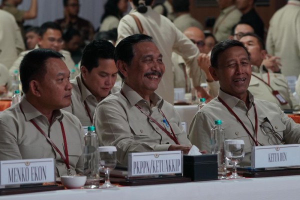 Berbagi Pengalaman di Retreat, Luhut Ingatkan Soliditas Teamwork