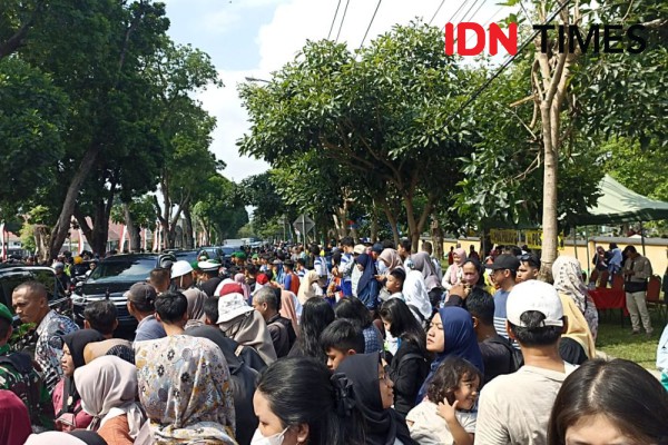 Ingin Foto Bareng Prabowo, Warga Ramai-Ramai Datangi Akmil Magelang