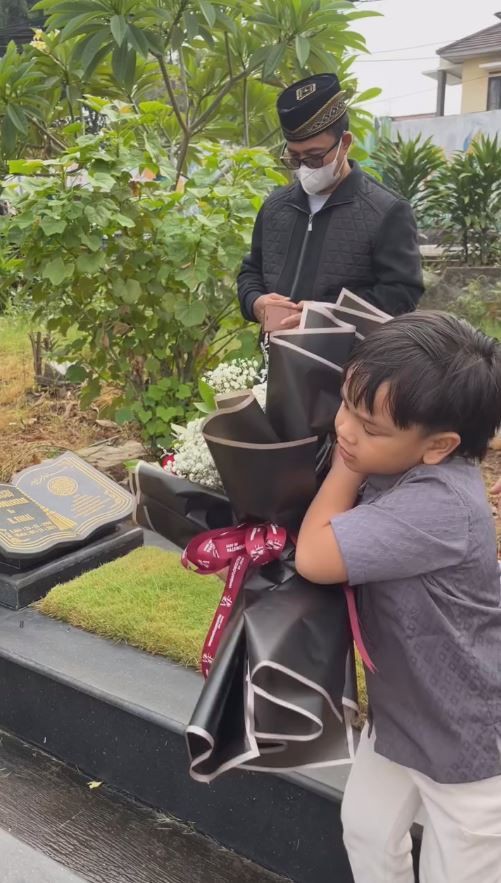 7 Potret Gala Sky Ziarah ke Makam Vanessa Angel dan Bibi Andriansyah