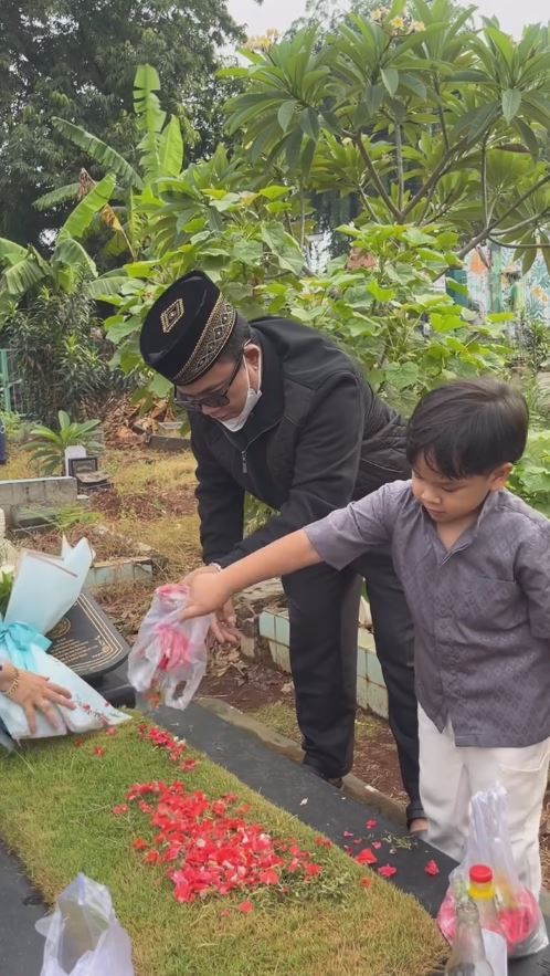 7 Potret Gala Sky Ziarah ke Makam Vanessa Angel dan Bibi Andriansyah