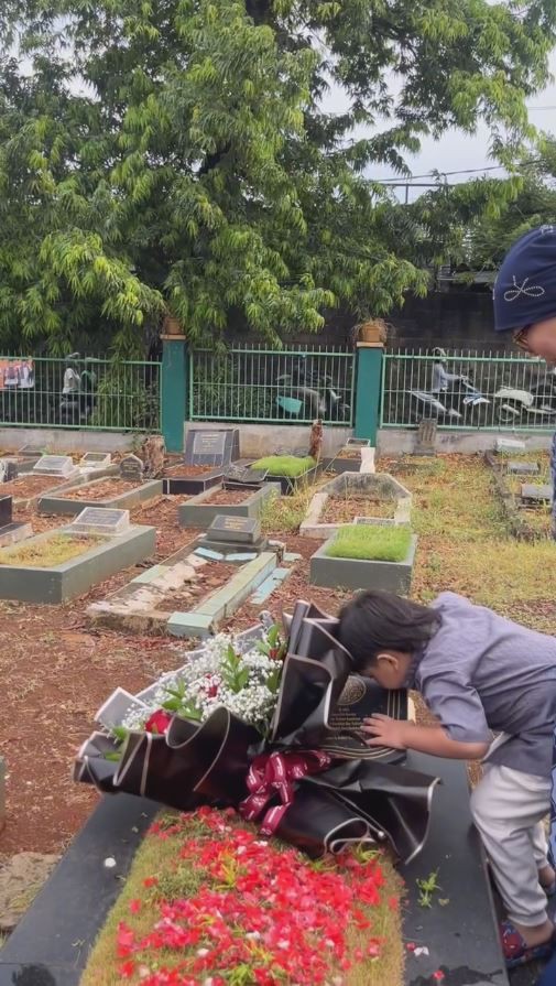 7 Potret Gala Sky Ziarah ke Makam Vanessa Angel dan Bibi Andriansyah