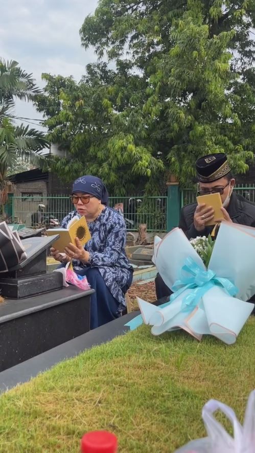 7 Potret Gala Sky Ziarah ke Makam Vanessa Angel dan Bibi Andriansyah