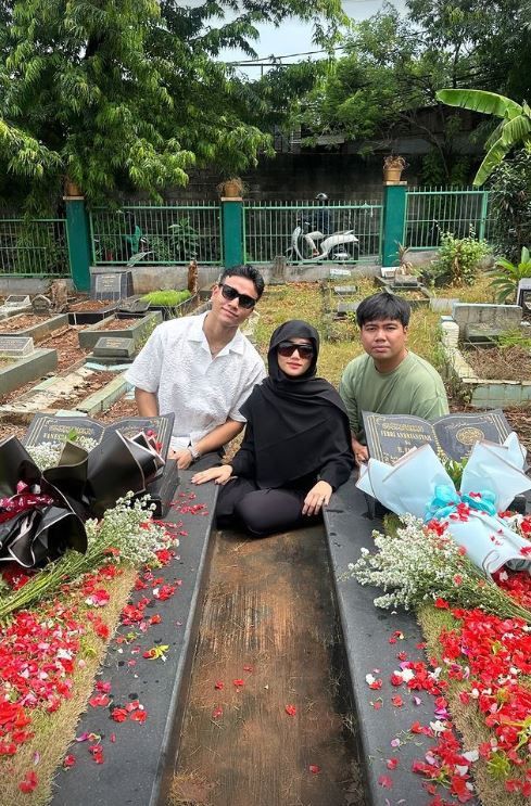 7 Potret Gala Sky Ziarah ke Makam Vanessa Angel dan Bibi Andriansyah