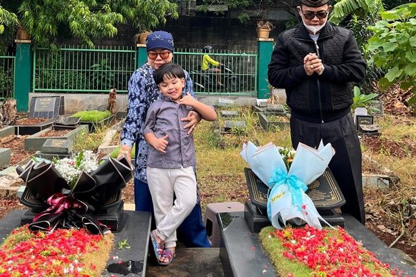 7 Potret Gala Sky Ziarah ke Makam Vanessa Angel dan Bibi Andriansyah