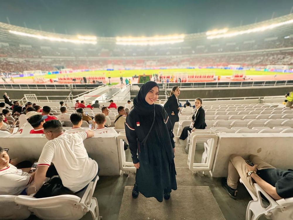 7 Potret Artis Nonton Timnas Indonesia vs Arab Saudi di GBK