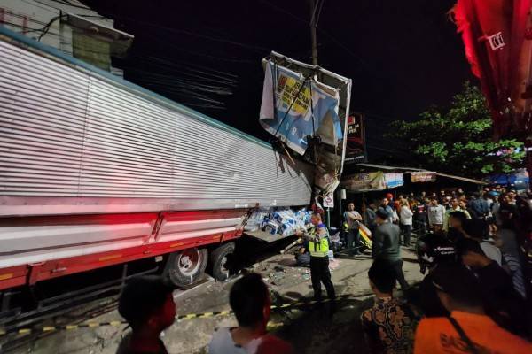 Kecelakaan Truk Di Silayur NgaliyanSemarang, 2 Oran