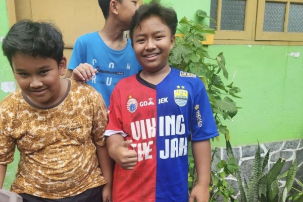 Ridwan Kamil Temui Bocah Pakai Baju Persib-Persija Saat Nyoblos