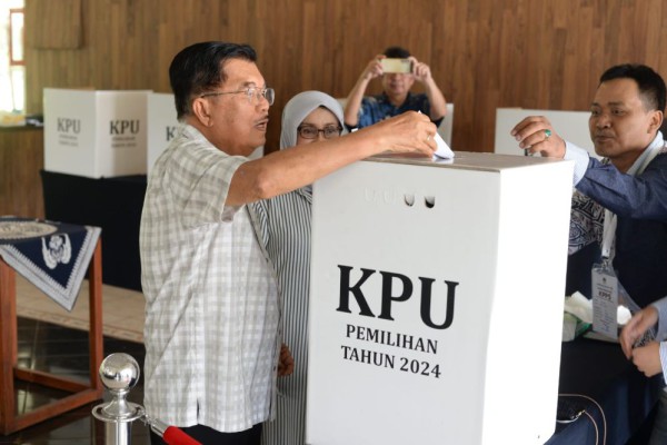 Nyoblos Bareng Istri, JK: Semoga yang Dipilih Berbobot